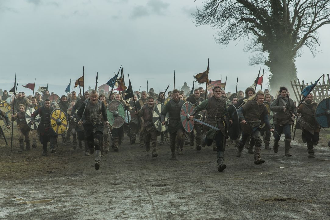 Ziehen in die Schlacht, um Rache an König Egbert und seinem Sohn Aethelwulf zu nehmen: Ragnars Söhne Bjorn (Alexander Ludwig, vorne l.), Übbe (Jorda... - Bildquelle: 2016 TM PRODUCTIONS LIMITED / T5 VIKINGS III PRODUCTIONS INC. ALL RIGHTS RESERVED.