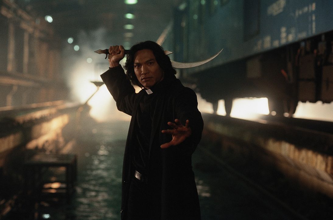 In Rumänien tobt ein blutiger Bürgerkrieg. Pater Uffizi (Jason Scott Lee) muss sich nicht nur vor den gefährlichen Vampiren in Acht nehmen ... - Bildquelle: Buena Vista Home Entertainment, Inc. All rights reserved