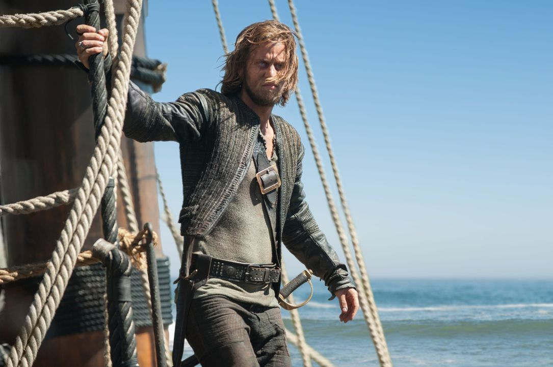 Durch einen Tipp erfährt Ned Low (Tadhg Murphy) von einem reich beladenen Schiff und beschließt, es mit seiner Piratencrew zu kapern. - Bildquelle: David Bloomer 2015 Starz Entertainment LLC, All rights reserved.