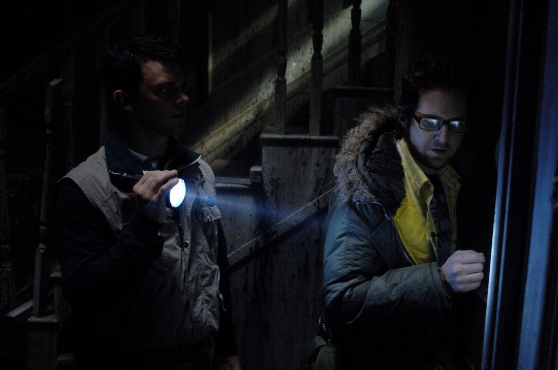 Aus ihrer geplanten Reality Show "Ghostfacers" wird mysteriöser Ernst: Ed Zeddmore (A.J. Buckley, r.) und Harry Spengler (Travis Wester, l.) ... - Bildquelle: Warner Bros. Television