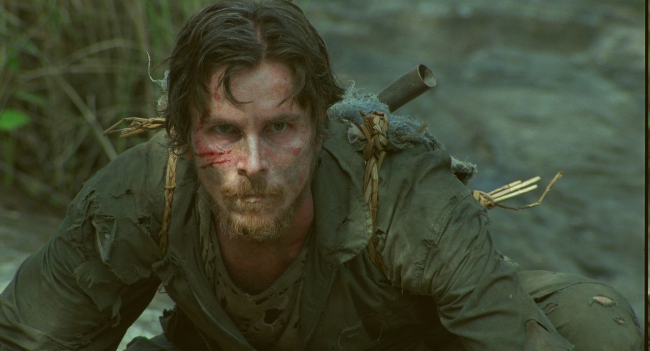 Der Kampfpilot Dieter Dengler (Christian Bale) ist kein normaler Soldat, aber in Gefangenschaft sind alle gleich ... - Bildquelle: 2006 Top Gun Productions, LLC. All Rights Reserved.