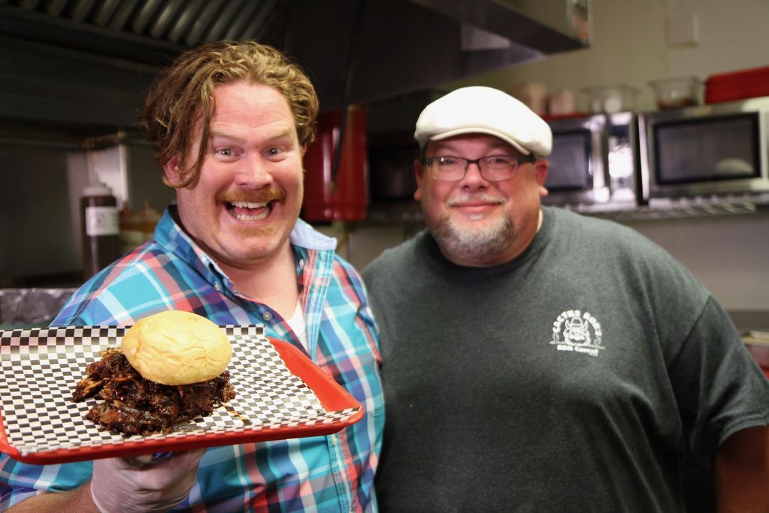 In Des Moines bereitet Casey Webb (l.) gemeinsam mit Craig DeDecker (r.) im "Cactus Bob's BBQ Corral" das berüchtigte Pulled-Pork-Sandwich zu ... - Bildquelle: 2017,The Travel Channel, L.L.C. All Rights Reserved.