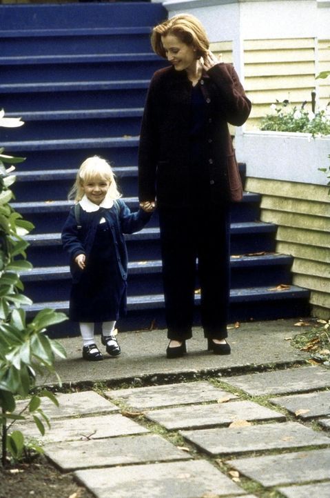 Dana Scully (Gillian Anderson, r.) begleitet die kleine Emily (Mecca Menard, l.), die in ein Kinderheim gebracht werden soll. - Bildquelle: TM +   2000 Twentieth Century Fox Film Corporation. All Rights Reserved.