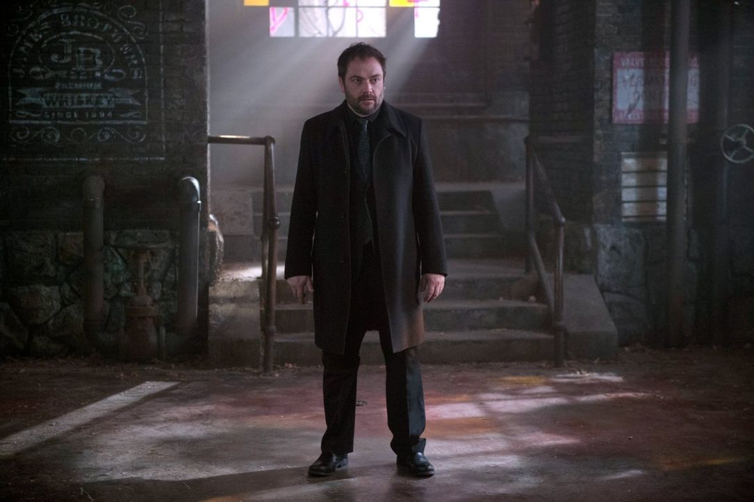 Als Crowley (Mark Sheppard) in die Hölle zurückkehrt, muss er erkennen, dass die Rückkehr der Finsternis auch bei seinen Untertanen nicht unbeachtet... - Bildquelle: 2014 Warner Brothers