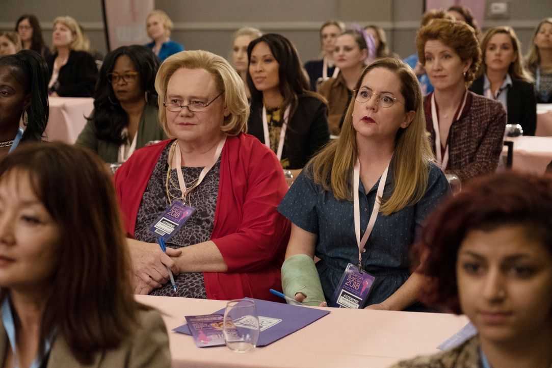 Christine Baskets (Louie Anderson, l.); Martha (Martha Kelly, r) - Bildquelle: Photographs   2018 FX Productions, LLC. All rights reserved.