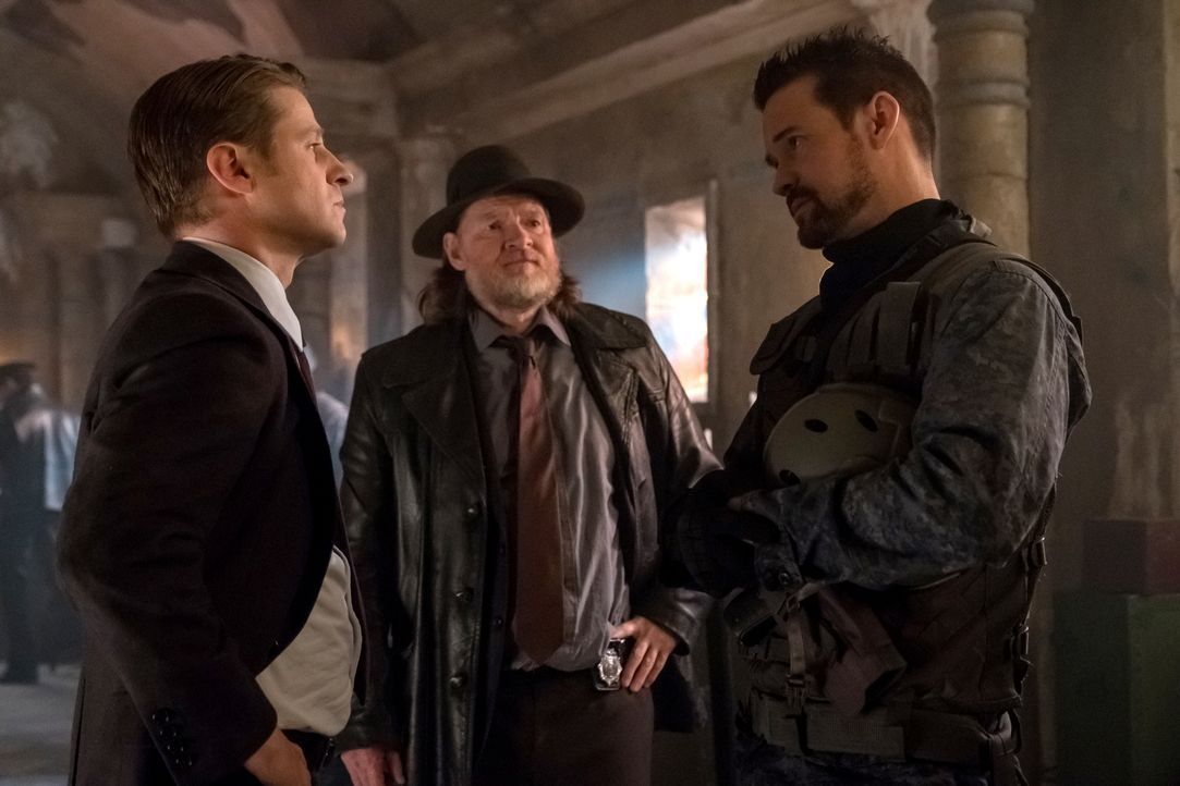 (v.l.n.r.) James Gordon (Ben McKenzie); Harvey Bullock (Donal Logue); Eduardo Dorrance alias Bane (Shane West) - Bildquelle: Jeff Neumann 2018 Fox Broadcasting Co. / Jeff Neumann