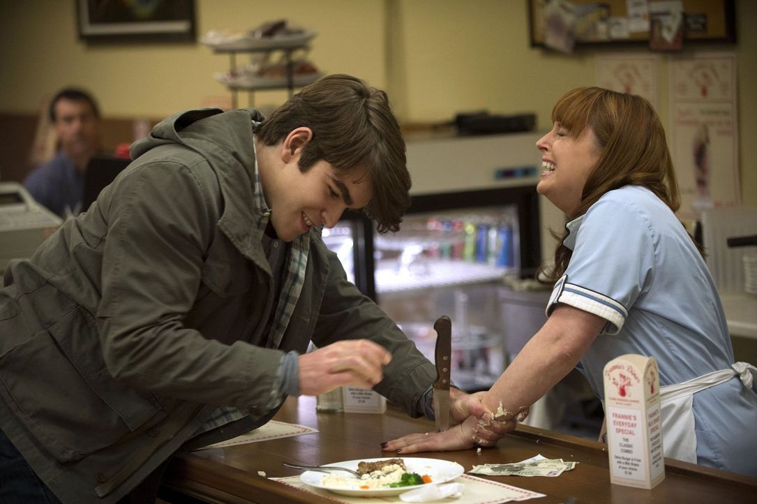 Was veranlasst den jungen Billy (Kurt Ostlund, l.) dazu seiner alten Bekannten Sally (Ella May, r.) so wehzutun? - Bildquelle: 2013 Warner Brothers