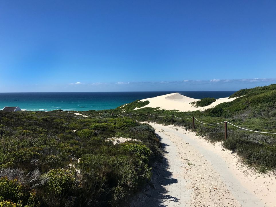 Der Strand im Naturschutzgebiet De Hoop in Südafrika ähnelt mit seinem türkisblauen Wasser und dem weißen Sand einem Paradies ... - Bildquelle: 2017,The Travel Channel, L.L.C. All Rights Reserved