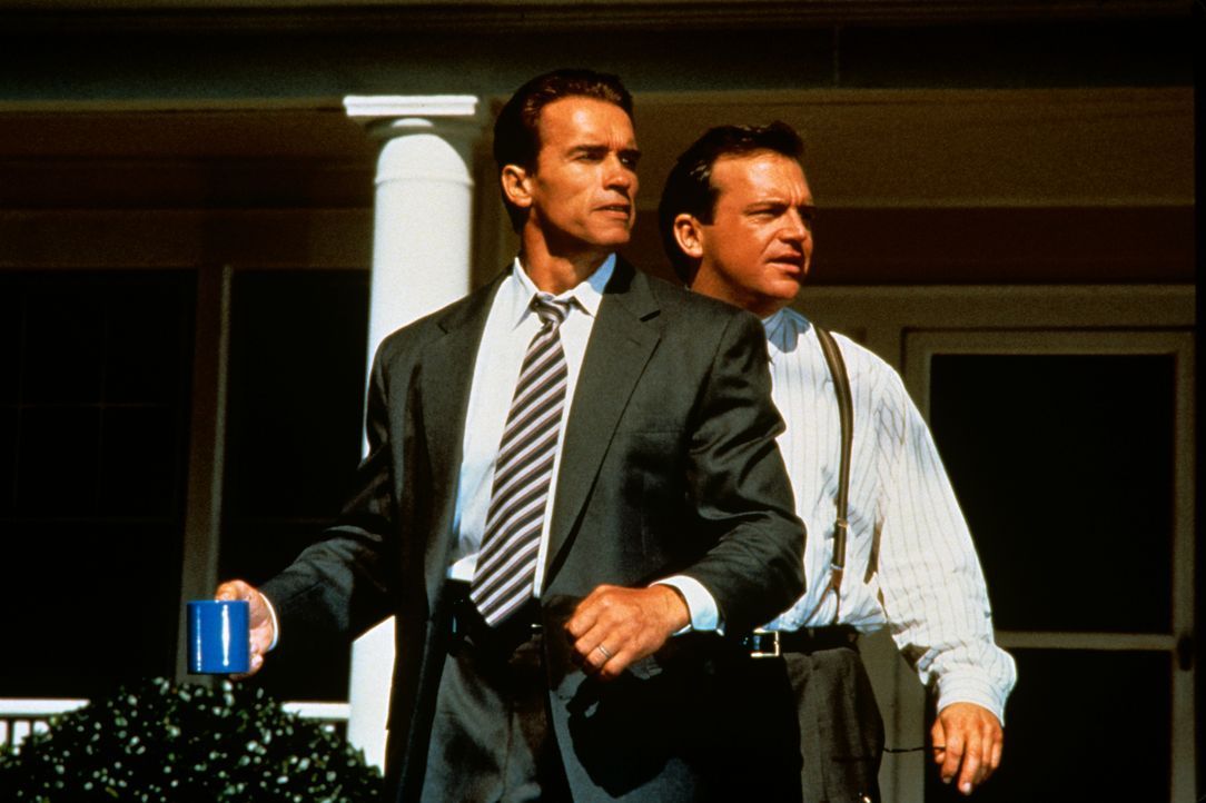 Geheimagent Harry Tusker (Arnold Schwarzenegger, l.) führt ein Doppelleben als vermeintlicher Computerexperte und will die Welt vor einem Nuklearans... - Bildquelle: 1994 Twentieth Century Fox Film Corporation.  All rights reserved.