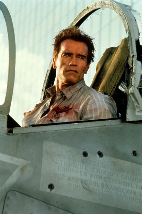 Todesmutig riskiert Geheimagent Harry Tusker (Arnold Schwarzenegger) auch in der Luft Kopf und Kragen, um die USA vor einer nuklearen Bedrohung zu b... - Bildquelle: 1994 Twentieth Century Fox Film Corporation.  All rights reserved.