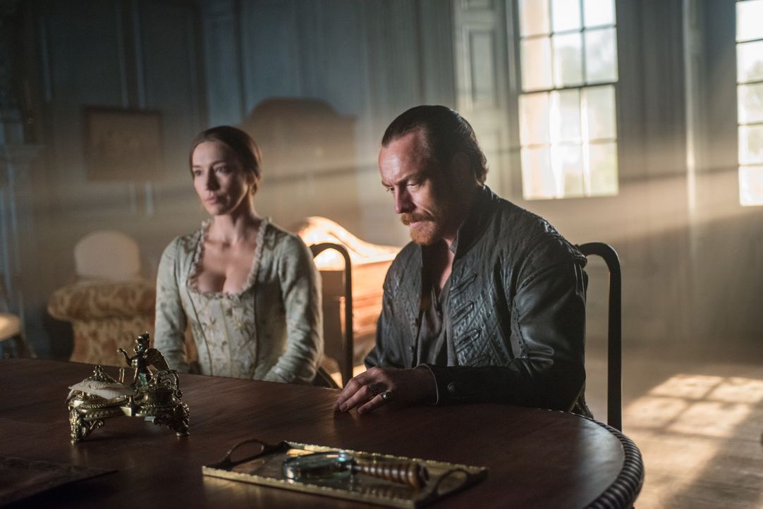 Als Miranda (Louise Barnes, l.) durch ein Gespräch zwischen Lord Peter Ashe und Flint (Toby Stephens, r.) erfährt, dass Ashe am Verrat in England be... - Bildquelle: 2015 Starz Entertainment LLC, All rights reserved.