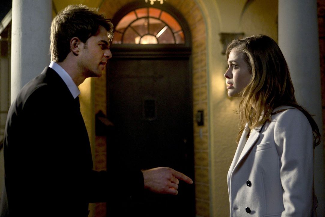 David Lassiter (Nathaniel Buzolic, l.) sucht das Gespräch mit seiner Ex-Freundin Violet Durant (Melissa Roxburgh, r.). Doch kann und will sie ihm he... - Bildquelle: 2013 Warner Brothers