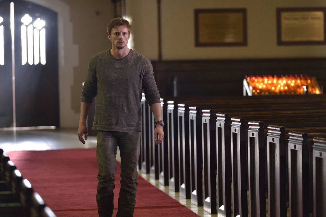 Auf der Suche nach Antworten stattet Damien Thorn (Bradley James) ausgerechnet der Kirche einen Besuch ab und macht daraufhin eine erschreckende Ent... - Bildquelle: Ben Mark Holzberg 2016 A&E Television Network, LLC. All rights reserved.