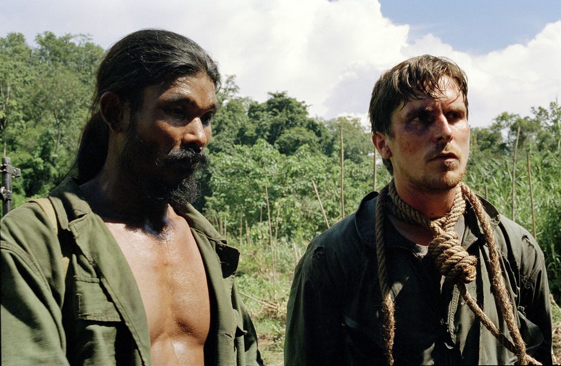 Die Milizen der Pathet Lao nehmen den amerikanischen Piloten Dieter Dengler (Christian Bale, r.) in Gefangenschaft, aber Nahrungsknappheit bringt di... - Bildquelle: Lena Herzog 2006 Top Gun Productions, LLC. All Rights Reserved.