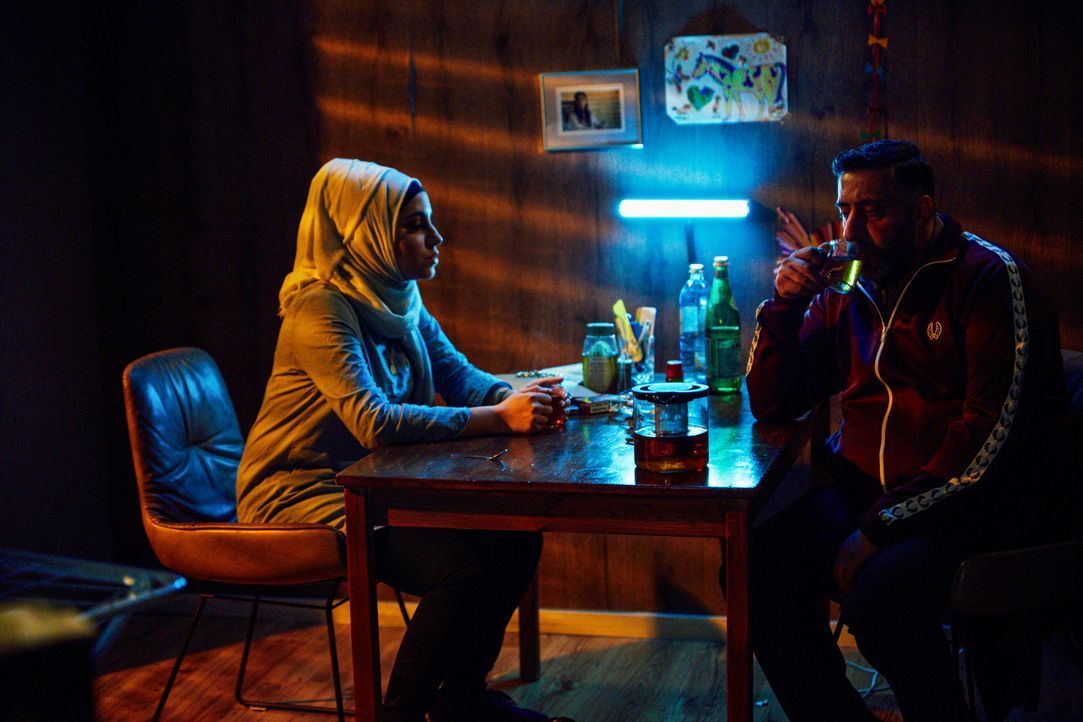 Amara (Almila Bagriacik, l.); Toni (Kida Khodr Ramadan, r.) - Bildquelle: Julian Baumann 2019 Turner Broadcasting System Europe Limited - a WarnerMedia Company / Julian Baumann