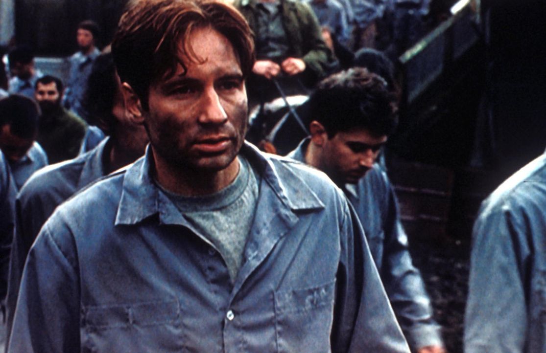 Mulder (David Duchovny) ist in ein russisches Arbeitslager geraten, dessen Insassen außerirdischen Viren ausgesetzt werden. - Bildquelle: TM +   Twentieth Century Fox Film Corporation. All Rights Reserved.