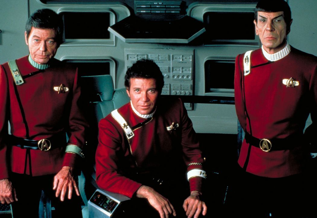 Adm. James T. Kirk (William Shatner, M.), Cpt. Spock (Leonard Nimoy, r.) und Cmdr. McCoy (DeForest Kelley, l.) bilden auf der Sternenflottenakademie... - Bildquelle: Paramount Pictures