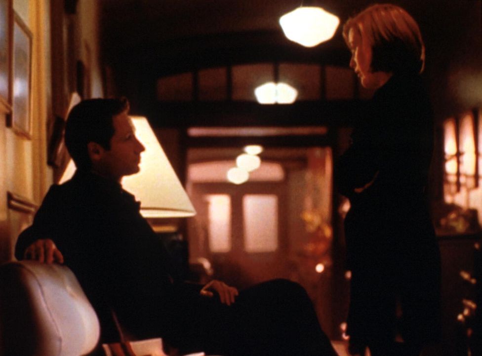 Scully (Gillian Anderson, r.) und Mulder (David Duchovny, l.) halten vor einem Krankenzimmer Wache, da sie mit einem weiteren Angriff des gefährlich... - Bildquelle: TM +   2000 Twentieth Century Fox Film Corporation. All Rights Reserved.