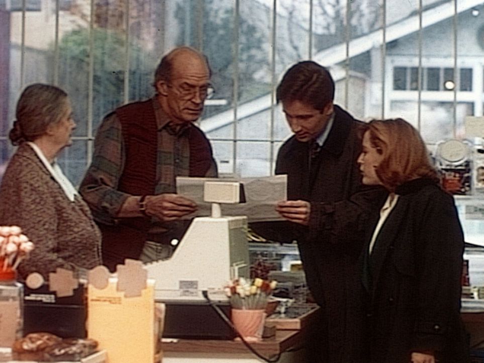 Scully (Gillian Anderson, r.) und Mulder (David Duchovny, 2.v.r.) ziehen in einem Ort in den Wäldern von Massachusetts Erkundigungen über die Kind... - Bildquelle: TM +   2000 Twentieth Century Fox Film Corporation. All Rights Reserved.