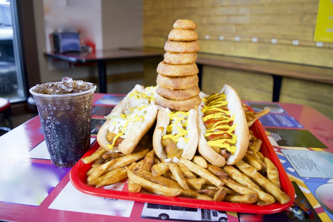 Die ultimative Hotdog-Challenge: drei Hotdogs mit jeweils zwei Belägen, dick geschnittenen Pommes und einem Turm aus Zwiebelringen ... - Bildquelle: 2018, The Travel Channel, LLC. All Rights Reserved.