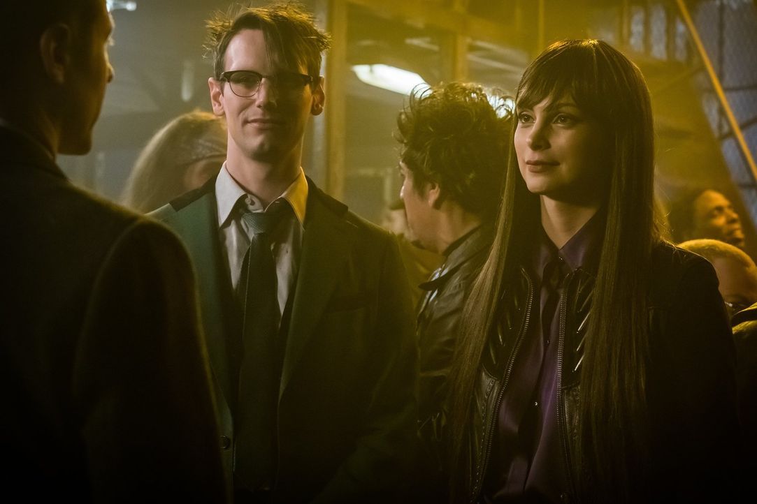 Gordon muss nicht nur erfahren, dass Lee (Morena Baccarin, r.) zurück in der Stadt ist, ohne ihn zu kontaktieren, sondern auch, dass sie mit Edward... - Bildquelle: 2017 Warner Bros.