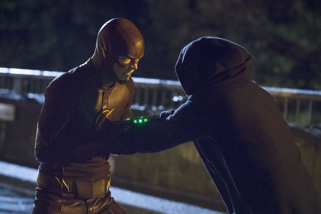 Ein Kampf zwischen Gut und Böse beginnt: Barry alias The Flash (Grant Gustin, l.) und Hartley Rathaway alias Pied Piper (Andy Mientus, r.) ... - Bildquelle: Warner Brothers.