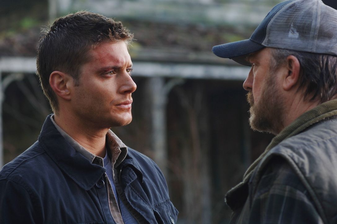 30 Stunden bevor Deans (Jensen Ackles, l.) Deal endet, suchen die Winchesters zusammen mit Bobby (Jim Beaver, r.) nach einer Lösung. Doch werden si... - Bildquelle: Warner Bros. Television