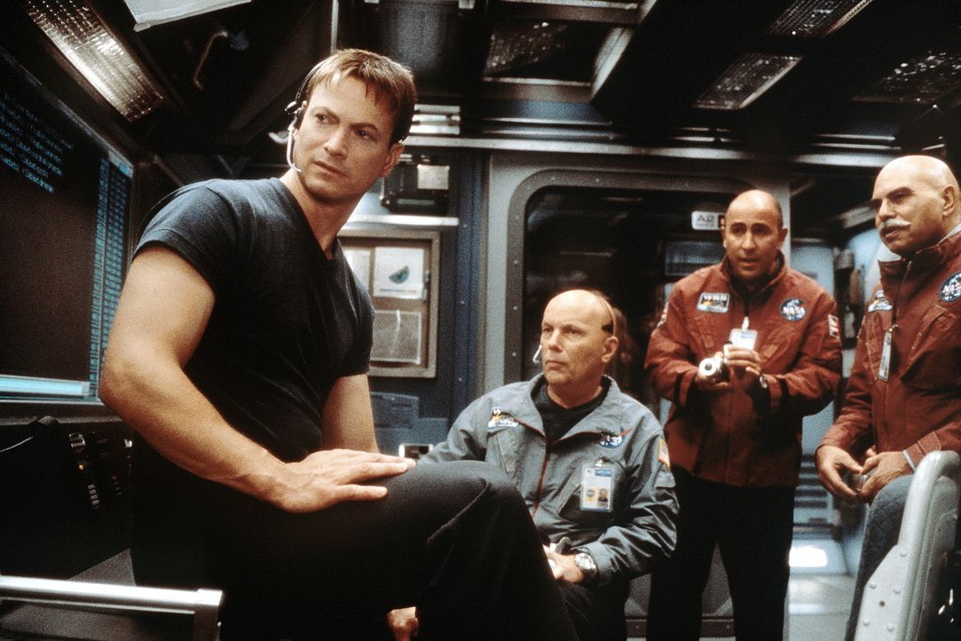 Nach dem Tod seiner Frau gilt Jim (Gary Sinise, l.) unter seinen Astronauten-Kollegen als psychisch instabil. Doch dann erhält er eine einmalige Cha... - Bildquelle: Touchstone Pictures