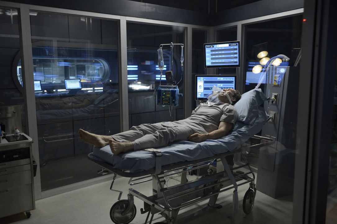 Kann eine neue Behandlungsmethode Peter (Neil Napier) retten oder wenigstens ein wenig Zeit verschaffen? - Bildquelle: 2014 Sony Pictures Television Inc. All Rights Reserved.