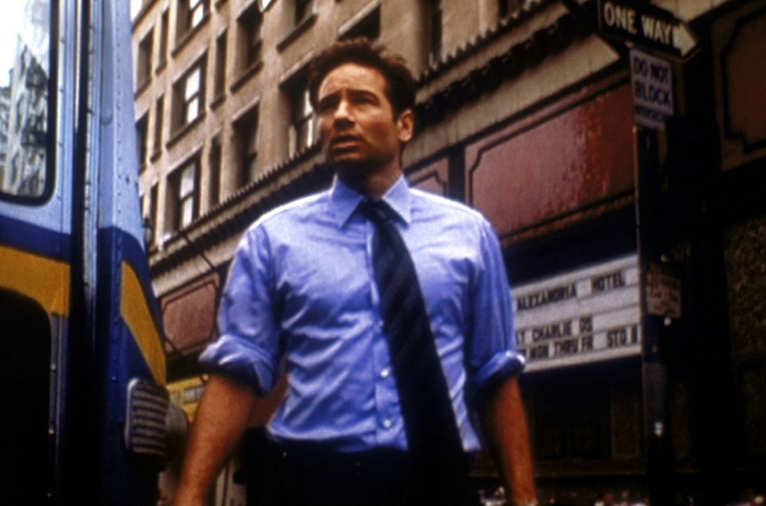 Mulder (David Duchovny) durfte sich von einer geheimnisvollen Unbekannten einen Wunsch erfüllen lassen und hat sich Frieden auf Erden gewünscht ... - Bildquelle: TM +   2000 Twentieth Century Fox Film Corporation. All Rights Reserved.