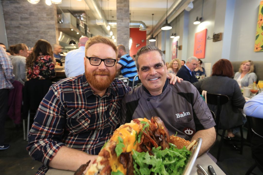 Ganz nach Joshs Geschmack: In Pittsburgh präsentiert Küchenchef Randy (r.) im "Bakn" Josh Denny (r.) seinen gigantischen Bakn-Quake ... - Bildquelle: 2017,Television Food Network, G.P. All Rights Reserved
