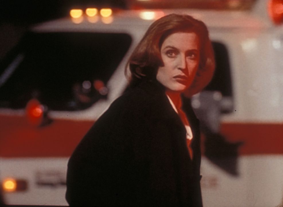 Scully (Gillian Anderson) kann dem Serienmörder, der behauptet, von einem bösen Geist besessen zu sein, keinen Glauben schenken. - Bildquelle: TM +   2000 Twentieth Century Fox Film Corporation. All Rights Reserved.