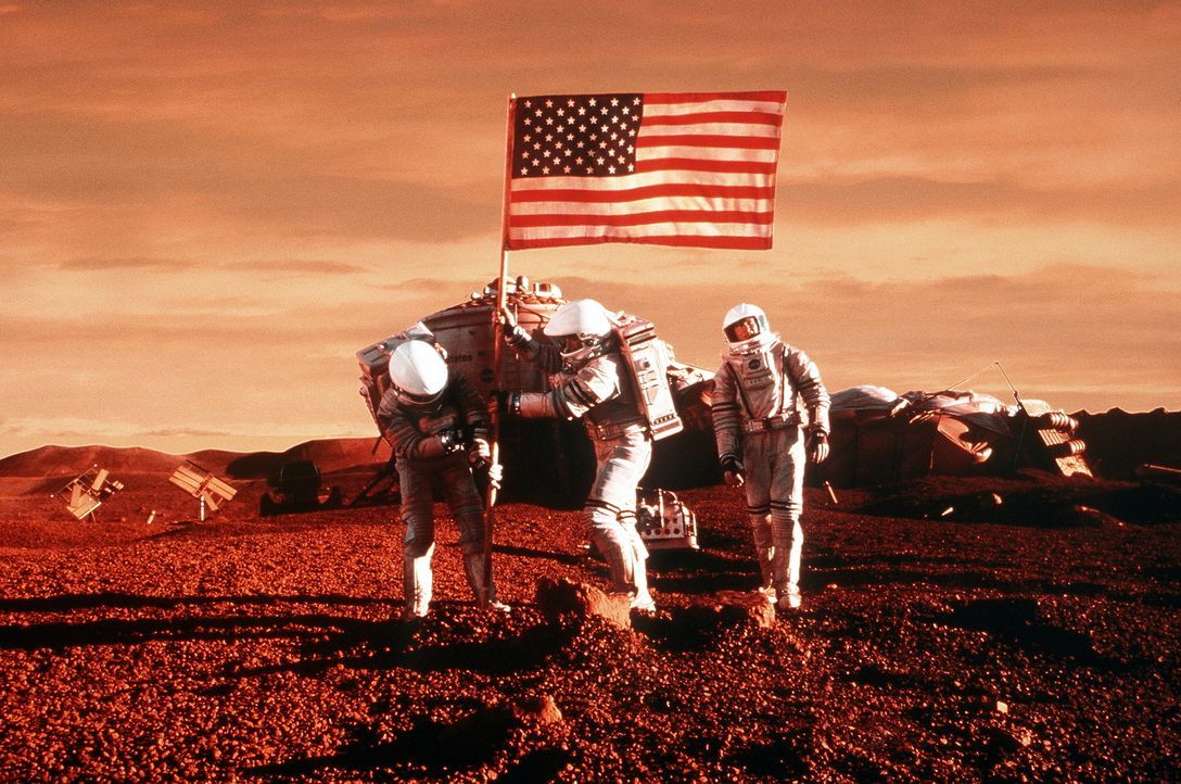 Nach vielen Mühen und Strapazen auf dem Mars angekommen, nehmen Jim (Gary Sinise, M.), Terri (Connie Nielsen, r.) und Phil (Jerry O'Connell, l.) den... - Bildquelle: Touchstone Pictures