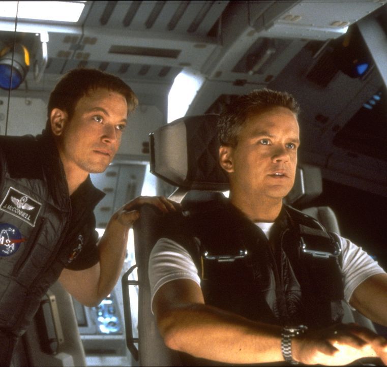 Für die hastig zusammengestellte Rettungscrew unter Commander Woody Blake (Tim Robbins, r.) und Kopilot Jim McConnell (Gary Sinise, l.) beginnt eine... - Bildquelle: Touchstone Pictures