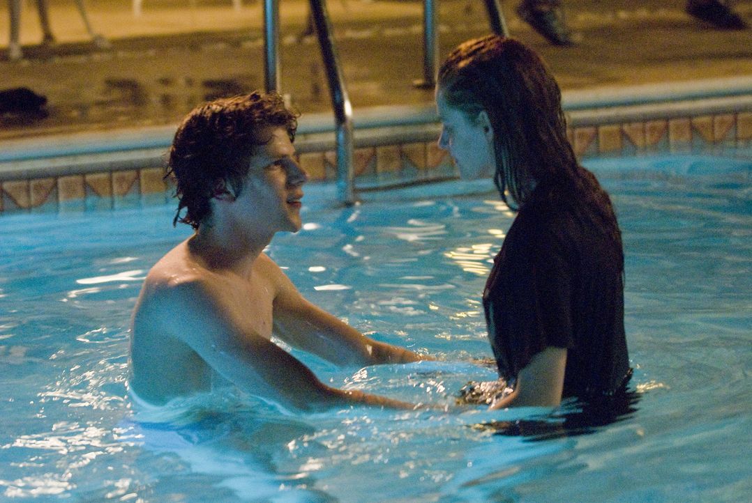 Nach und nach kommen sich Em (Kristen Stewart, r.) und James (Jesse Eisenberg, l.) ein wenig näher. Doch das junge Mädchen steckt in einer Beziehung... - Bildquelle: Miramax Films. All rights reserved