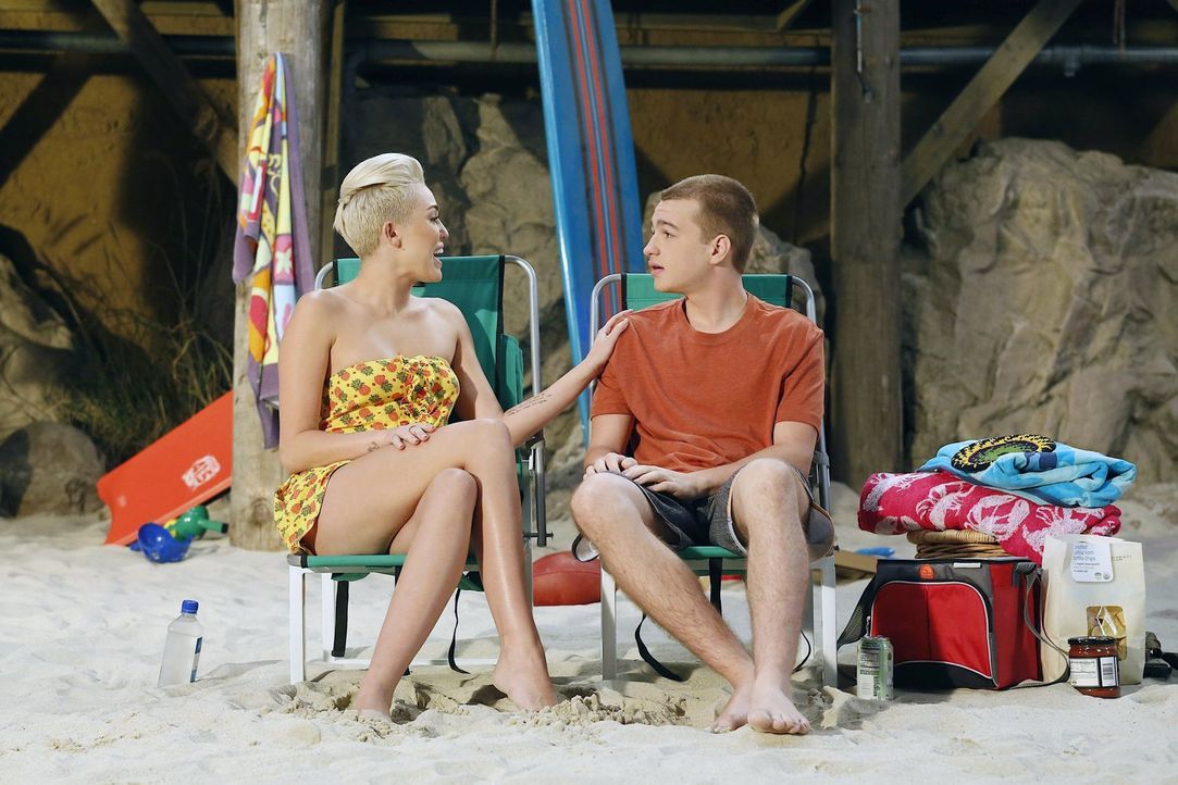 Als Jake (Angus T. Jones, r.) auf Wochenendurlaub von der Army Zuhause ist, landet er mit Missi (Miley Cyrus, l.) im Bett und verliebt sich in sie,... - Bildquelle: Warner Brothers Entertainment Inc.