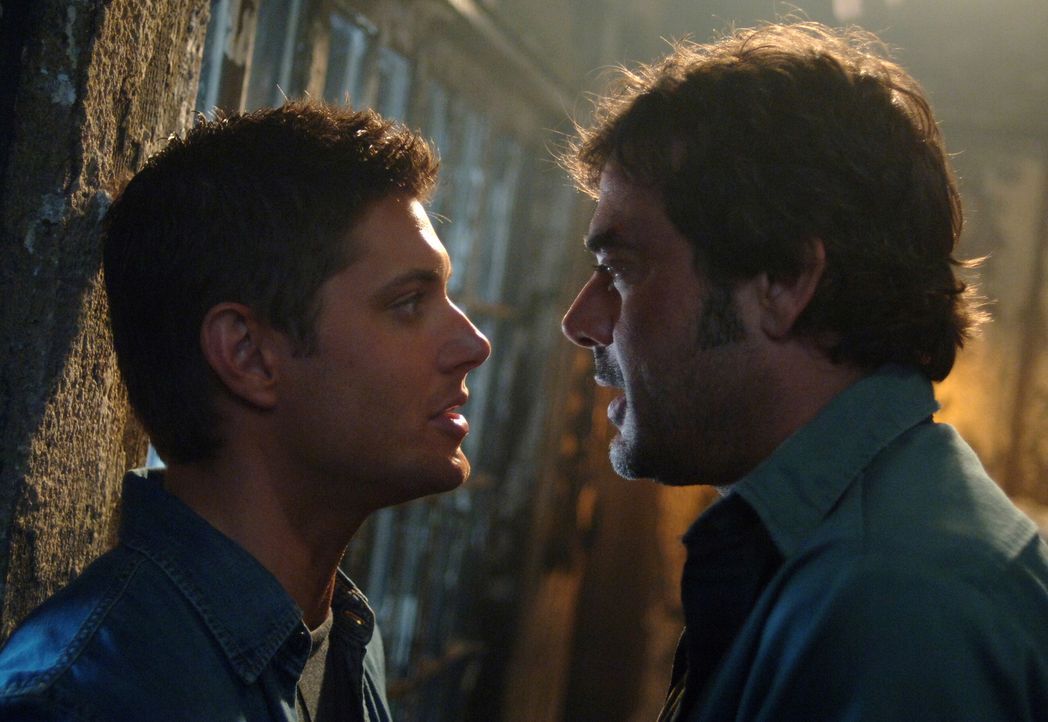 Dean (Jensen Ackles, l.) muss herausfinden, ob sein Vater John (Jeffrey Dean Morgan, r.) von einem Dämon besessen ist ... - Bildquelle: Warner Bros. Television