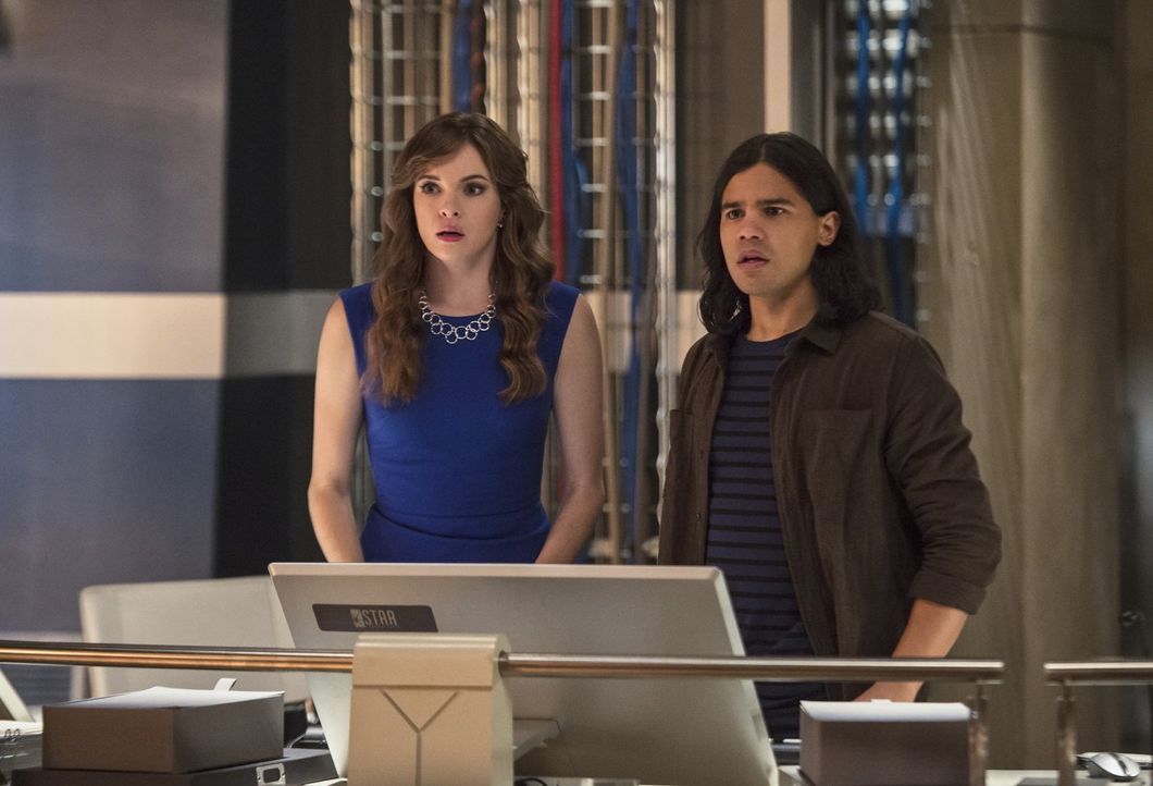 Als Zoom ihnen bei Starlabs einen Besuch abstattet, müssen Caitlin (Danielle Panabaker, l.) und Cisco (Carlos Valdes, r.) einen Weg finden, um The F... - Bildquelle: 2015 Warner Brothers.