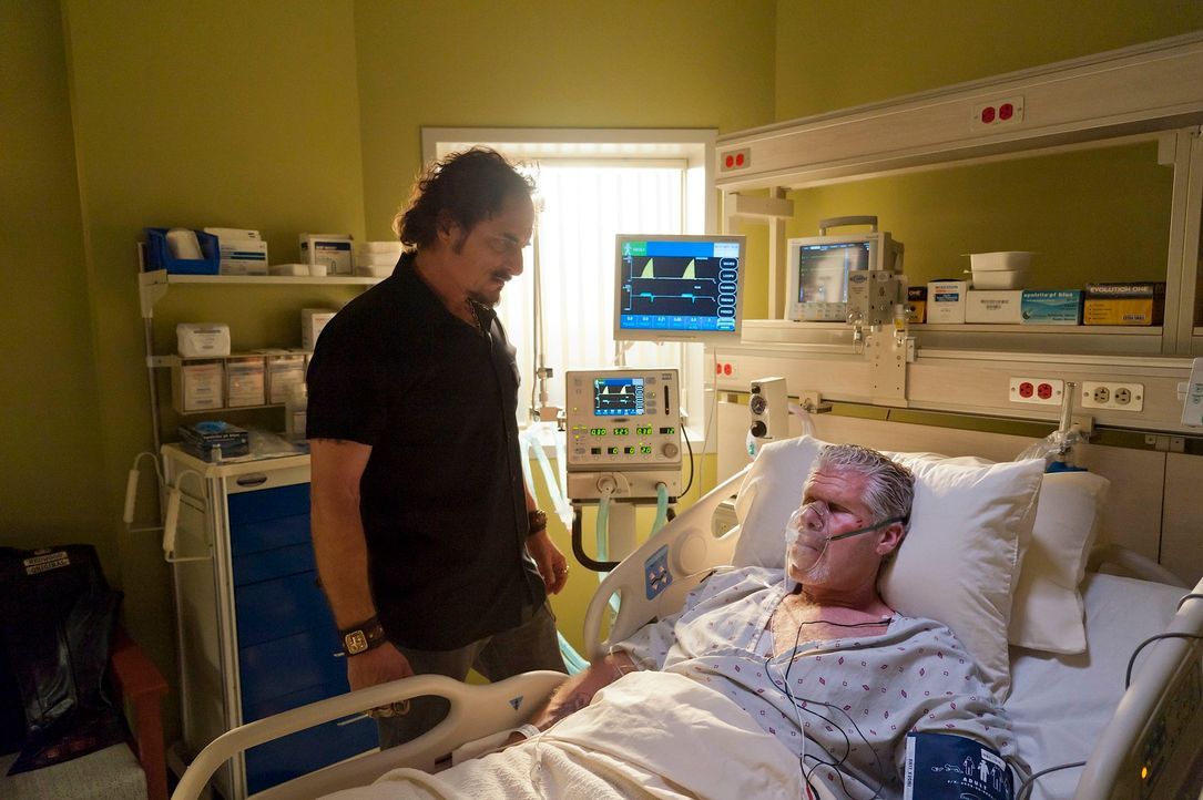 Nur knapp kann Clay (Ron Perlman, r.) dem Tod entgehen, doch auch Tig (Kim Coates, l.) kommen langsam Zweifel an Clays Rolle als Anführer der Sons .... - Bildquelle: 2011 Twentieth Century Fox Film Corporation and Bluebush Productions, LLC. All rights reserved.