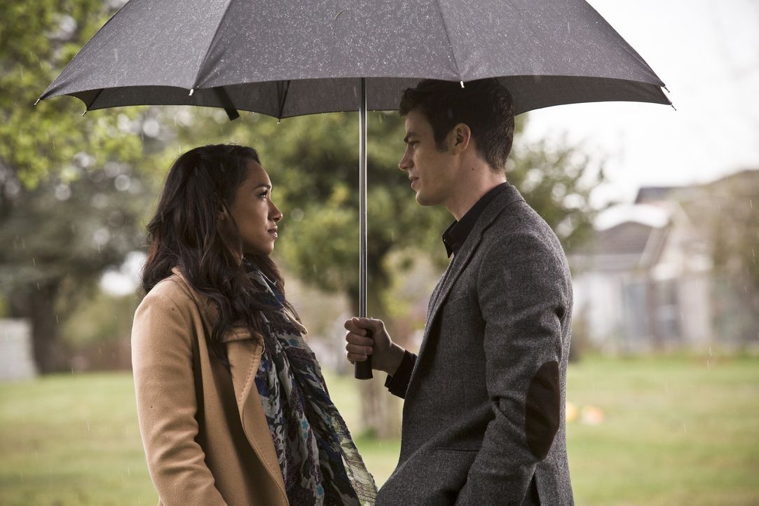 In der Zwischenwelt stellt eine Person, die aussieht wie Iris (Candice Patton, l.), Barry (Grant Gustin, r.) vor eine lebensverändernde Entscheidung... - Bildquelle: Warner Bros. Entertainment, Inc.