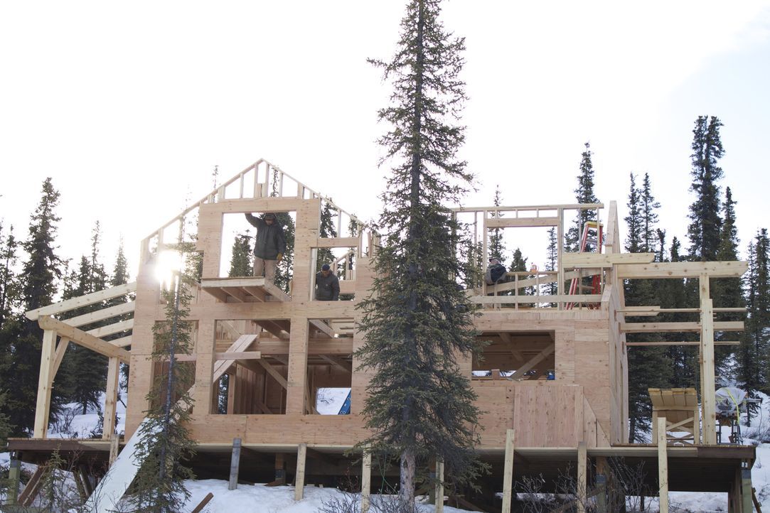 Das neue Haus der Familie White soll am Paxson Lake stehen - von Grizzly Bären, Wölfen, Elchen und anderen Tieren umgeben. Ob das gut geht? - Bildquelle: 2015, DIY Network/Scripps Networks, LLC. All Rights Reserved.