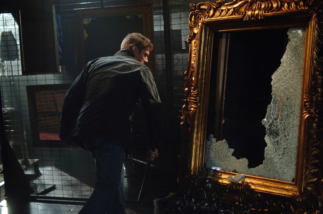 Gerade noch rechtzeitig kommt Dean (Jensen Ackles) zum Spiegel, um ihn und somit auch Bloody Mary zu vernichten ... - Bildquelle: Warner Bros. Television