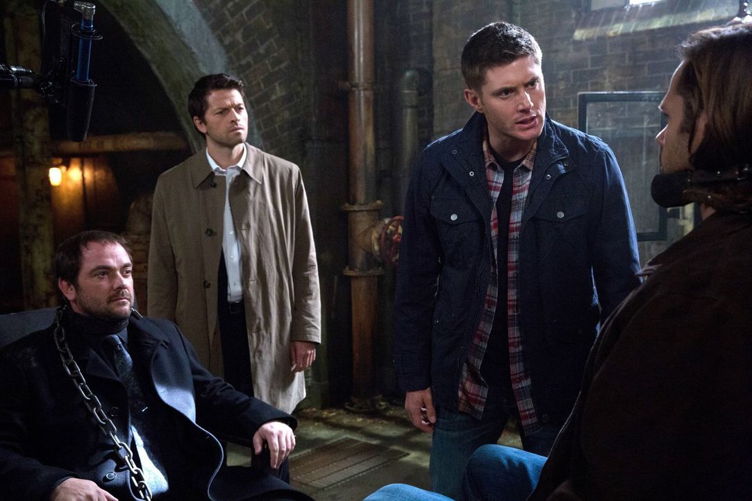 Eigentlich sollte Crowley (Mark Sheppard, l.) mit Hilfe einiger kleiner Tricks Gadreel (Jared Padalecki, r.) aus Sams Geist heraustreiben, doch schl... - Bildquelle: 2013 Warner Brothers