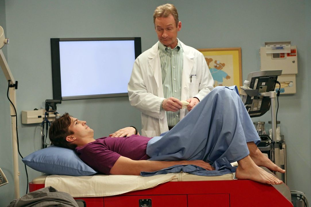 Als sich Walden (Ashton Kutcher, l.) beim Yoga verletzt, ist Herb (Ryan Stiles, r.) sofort zur Stelle ... - Bildquelle: Warner Brothers Entertainment Inc.