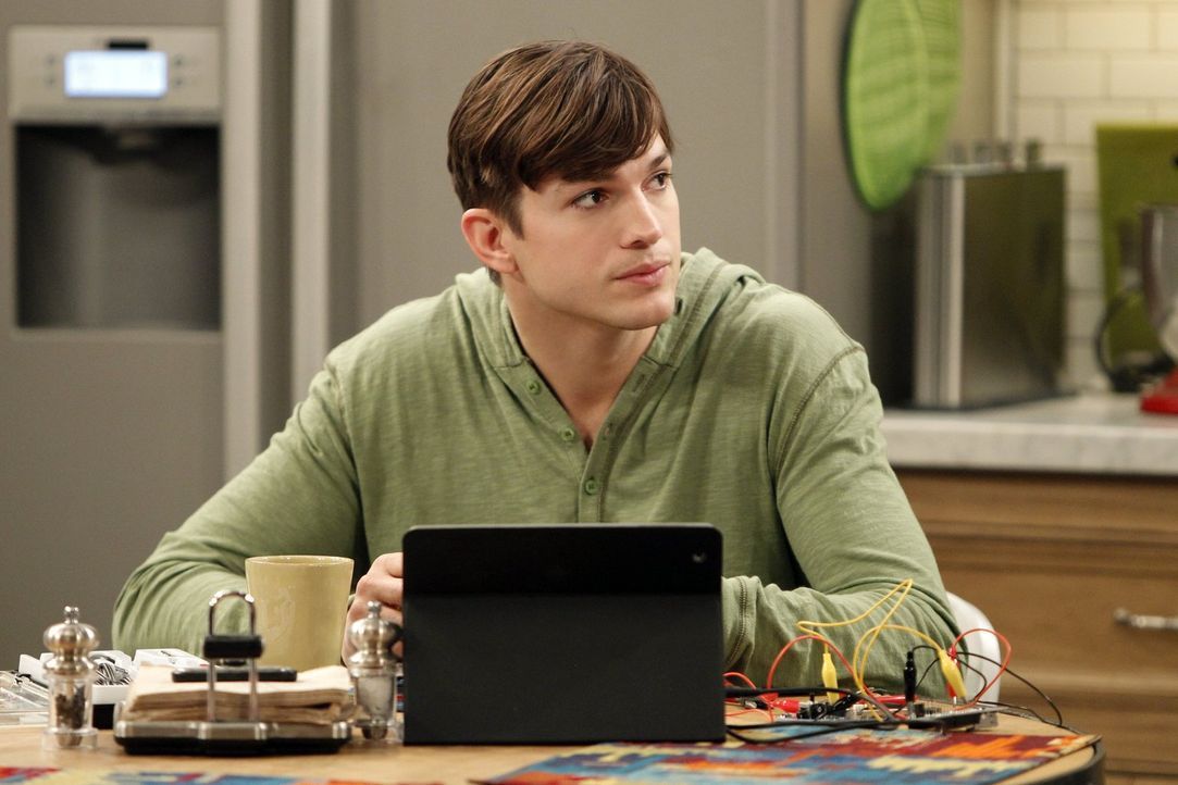 Nachdem Lyndsey mit Alan Schluss gemacht hat, wird Alan zum Stalker. Walden (Ashton Kutcher) versucht alles, ihn davon abzubringen, und hat schließl... - Bildquelle: Warner Brothers Entertainment Inc.