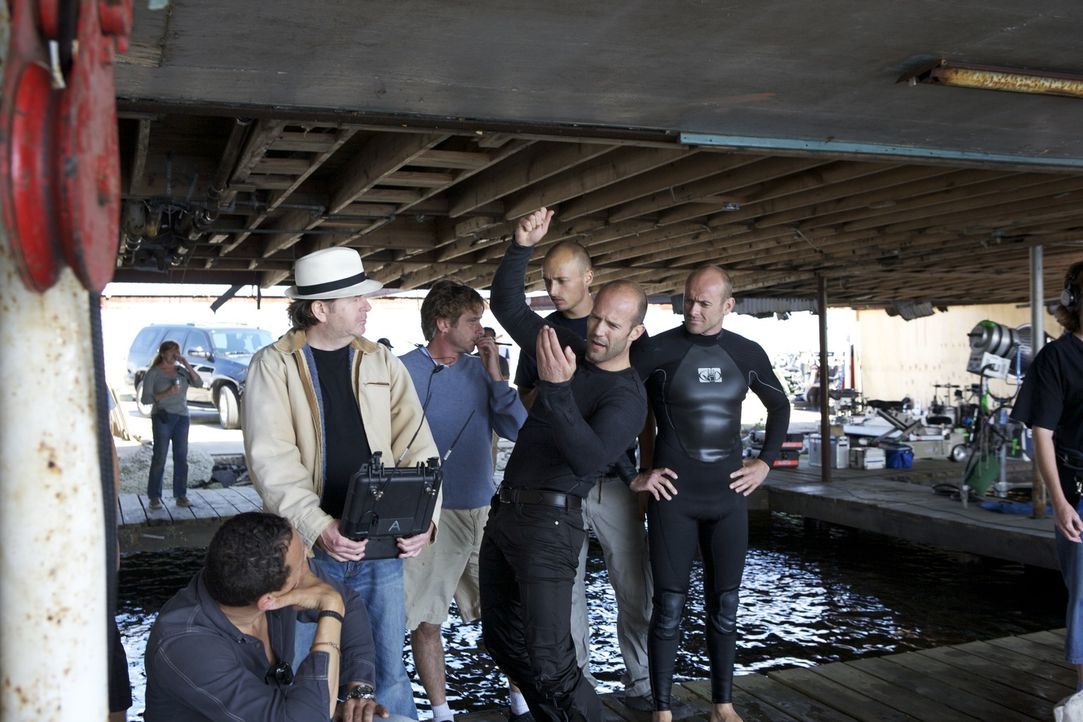 Während des Drehs: Regisseur Simon West, l. und Hauptdarsteller Jason Statham, 2.v.r. - Bildquelle: 2010 SCARED PRODUCTIONS, INC.