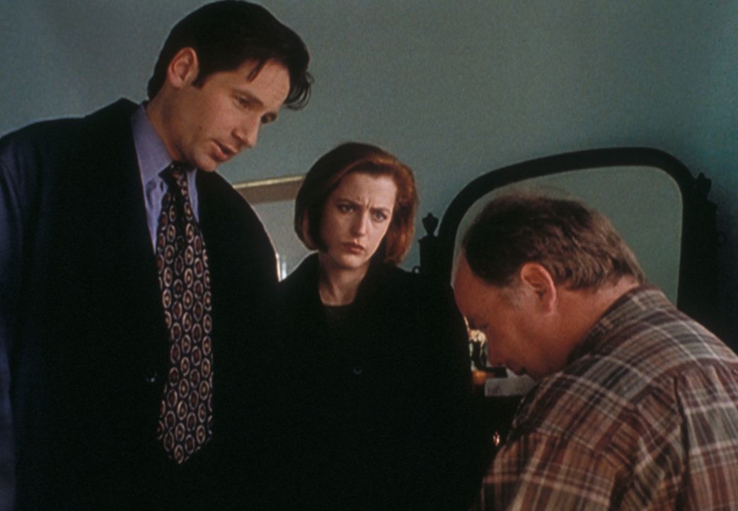Mulder (David Duchovny, l.) und Scully (Gillian Anderson, M.) verhören den geisteskranken Harold Spuller (Steven M. Porter, r.), der in einer Reihe... - Bildquelle: TM +   2000 Twentieth Century Fox Film Corporation. All Rights Reserved.