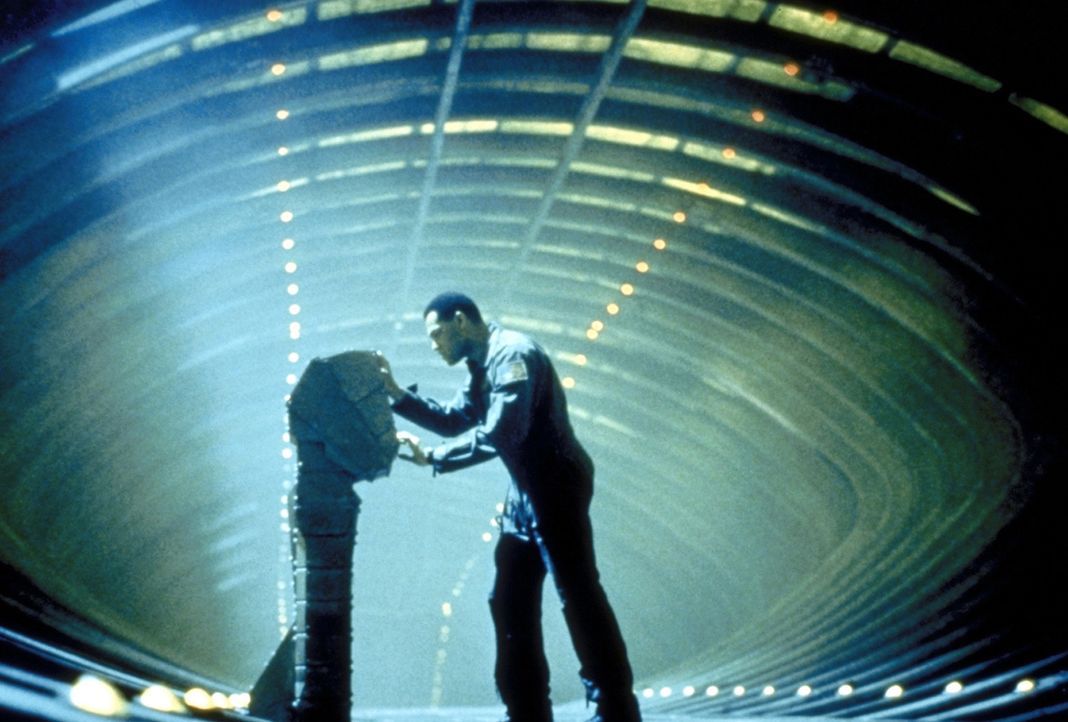 In seiner hoffnungslosen Verzweiflung versucht Captain Miller (Lawrence Fishburne), die Selbstzerstörung der Event Horizon zu aktivieren, um das Tor... - Bildquelle: Paramount Pictures