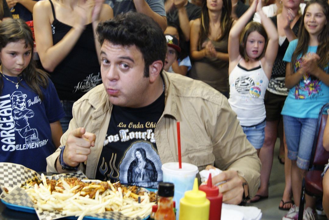 In Sacramento erwartet Adam eine ganz besondere Challenge: Ein ganzes Tablett voller Hotdogs und Pommes müssen innerhalb von 20 Minuten verspeist we... - Bildquelle: 2010, The Travel Channel, L.L.C.