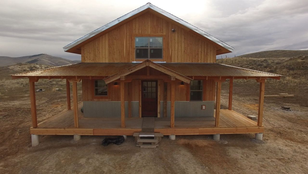 Traumhaus in der Wildnis: Jon und Etta Smith erfüllen sich endlich ihren Traum und bauen für sich und ihre kleine Tochter Syndi eine Ranch - in eine... - Bildquelle: 2016,DIY Network/Scripps Networks, LLC. All Rights Reserved